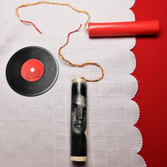 Portable and artistic belt made of cardboard dynamite sticks and posters - Picture 13 of 16